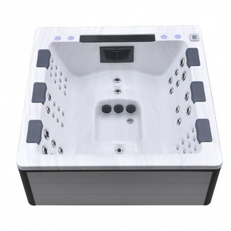 Ombouw van design jacuzzi