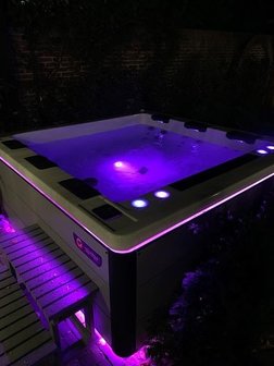 Chromo therapie in luxe wellness jacuzzi