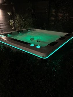 LED verlichting in grote design jacuzzi