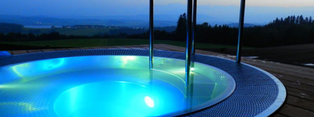 Inbouw jacuzzi met overloop by night