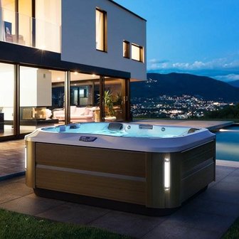 Jacuzzi met ligbed