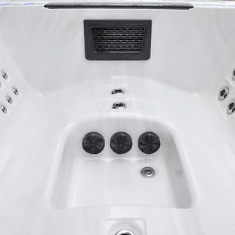 Luxe wellness jacuzzi