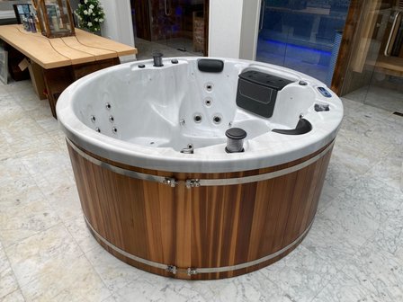 Ronde jacuzzi met houten ombouw