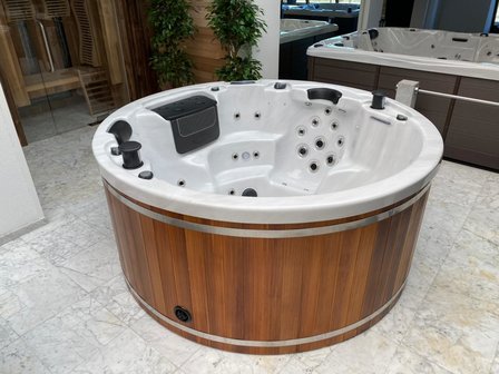 Red cedar houten ombouw rondom jacuzzi