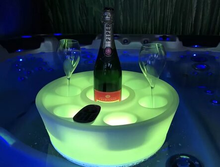 Champagne drinken met drijvende spa bar