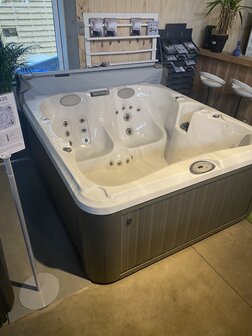 Aanbieding Jacuzzi&reg; J-225 Showroommodel