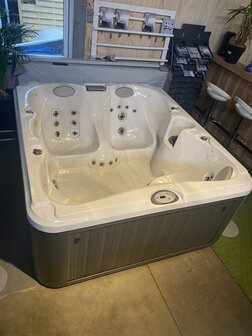 Aanbieding Jacuzzi&reg; J-225 Showroommodel