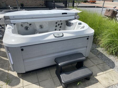 Jacuzzi&reg; J-335 Showtuin model