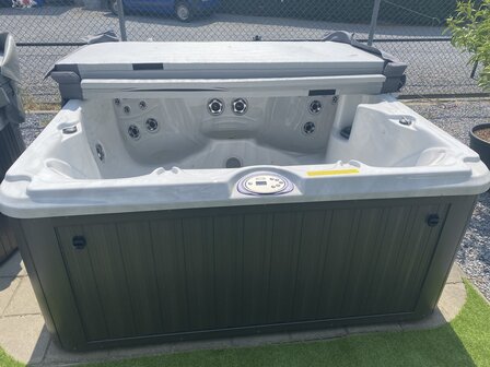 Betaalbare J-245 Jacuzzi&reg; Showtuin model