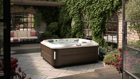 Jacuzzi met ligbed in de tuin
