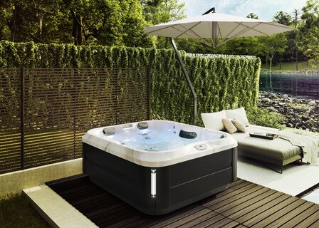 spa jacuzzi in de tuin