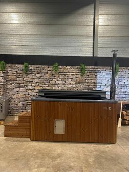 Woodlux Luna - vierkante hottub met ligpositie