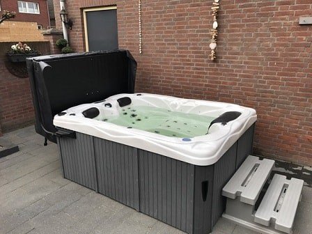 mini jacuzzi in de tuin