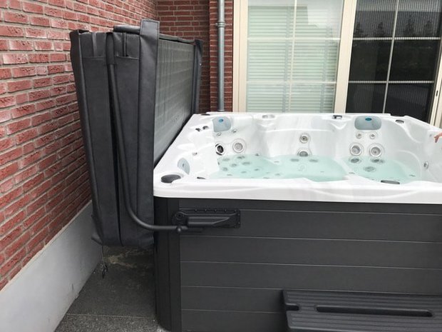 jacuzzi met veel jets en coverlift