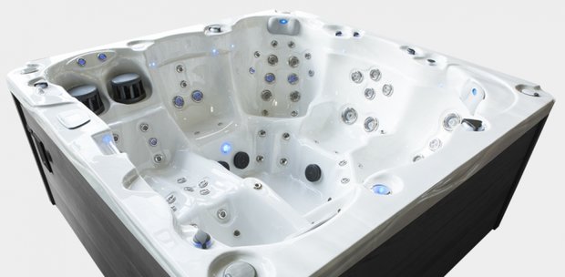 Staan voor zondag Regeringsverordening Jacuzzi in tuin met heel veel extra's. Mooi bubbelbad kopen?