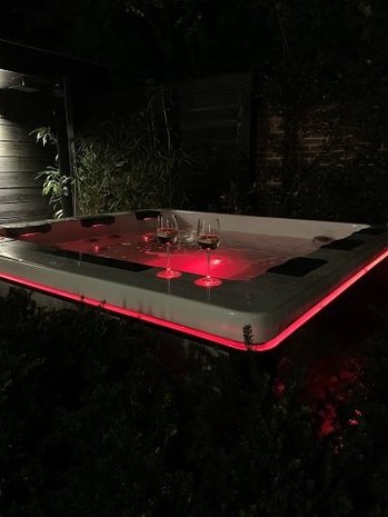 Luxe wellness jacuzzi met verlichting