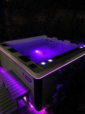 Chromo therapie in luxe wellness jacuzzi