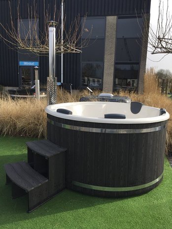 Hottub met interne kachel in de tuin