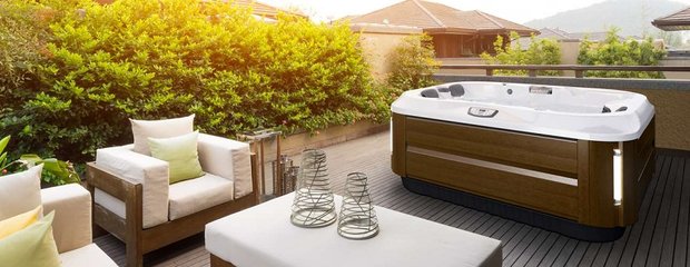 compacte jacuzzi in patio tuin