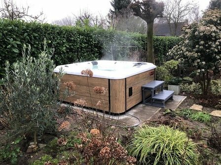 Tuin met jacuzzi met 1 ligpositie