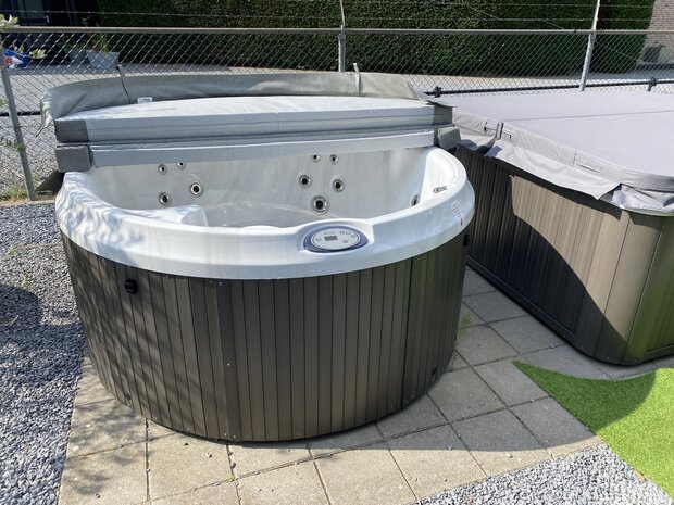 Kleine ronde jacuzzi® J-210 Showtuin model
