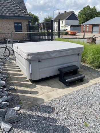 Jacuzzi® J-335 Showtuin model
