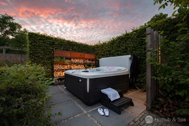 Jacuzzi buiten in de tuin