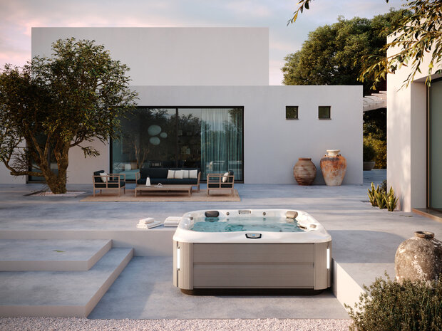Luxe jacuzzi in de tuin