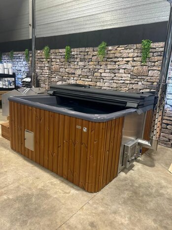 Woodlux Luna - vierkante hottub met ligpositie