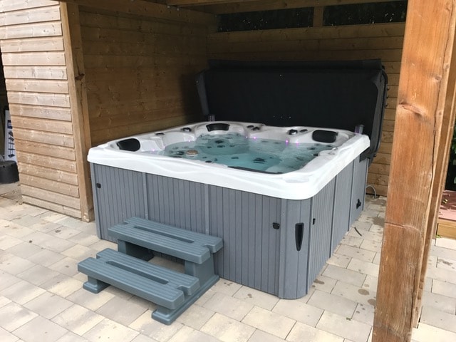 Eindresultaat jacuzzi in Rotterdam geplaatst