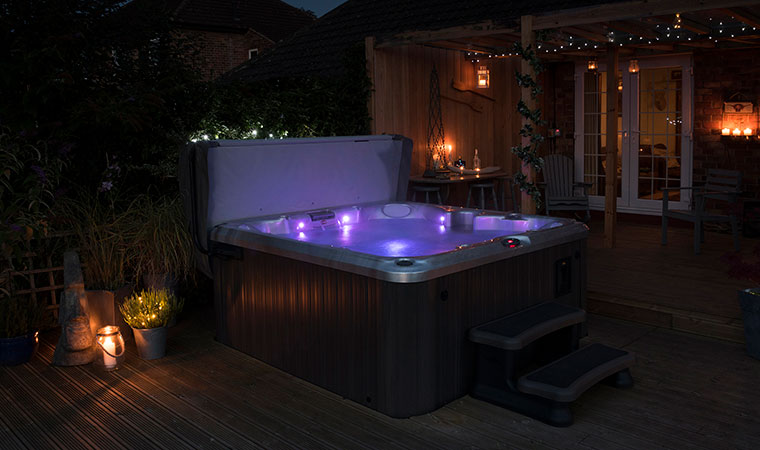 Goedkope 7 persoons jacuzzi in de nacht