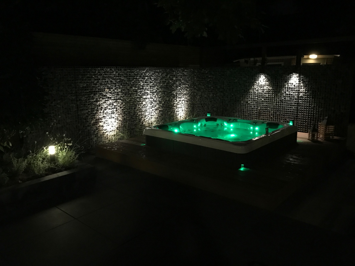 Groene verlichting rond de jacuzzi