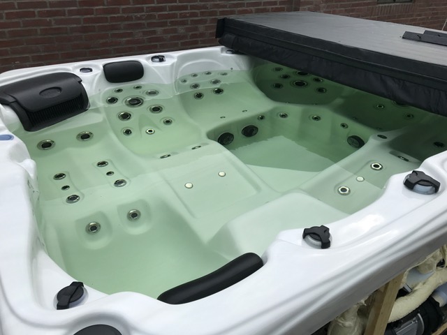 Grote jacuzzi in Roosendaal SpaLux