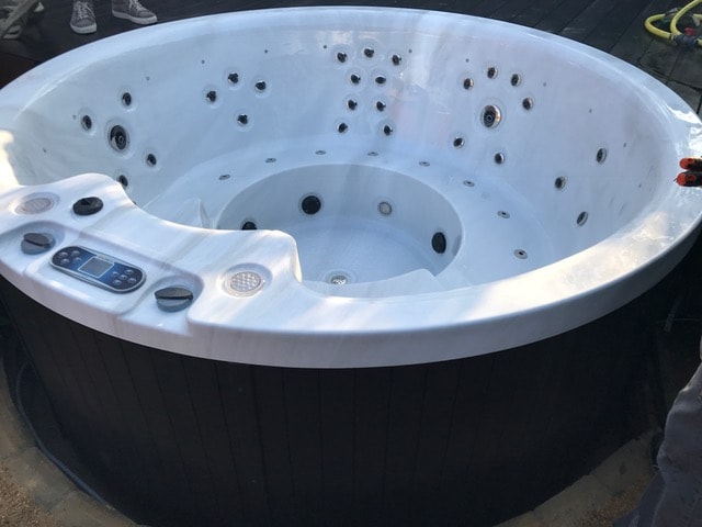 Naar de waarheid Poëzie mond Grote ronde jacuzzi eindresultaat bij klant in Bosschenhoofd