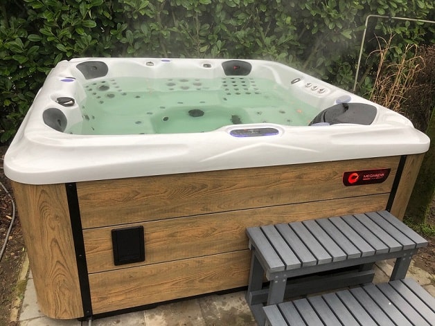 Houten jacuzzi geplaatst