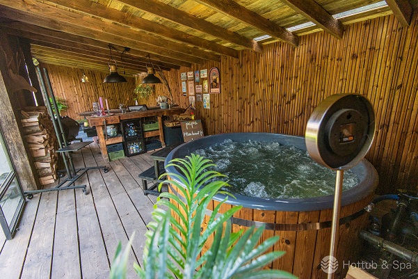 Hybride hottub onder de overkapping