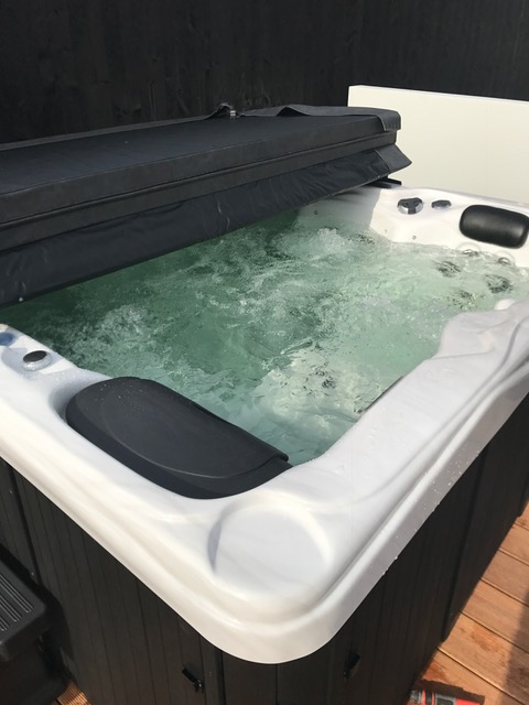 Jacuzzi compleet geplaatst in nieuwerkerk aan den ijssel