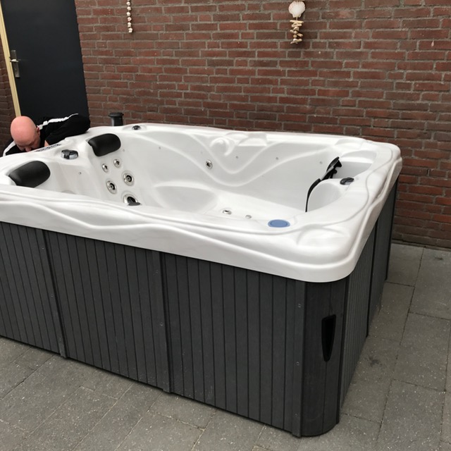 Jacuzzi in stadstuin Zevenbergen. met kleine spa