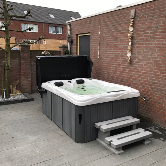 Jacuzzi in stadstuin Zevenbergen. met kleine spa