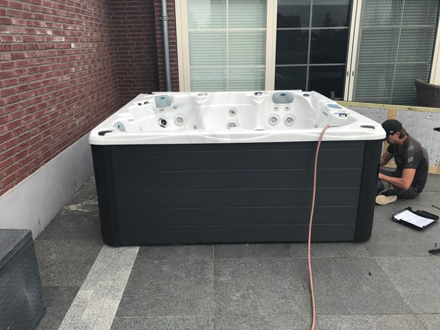 Vullen van de luxe jacuzzi