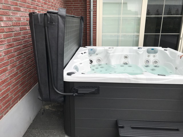 Coverlift op luxe jacuzzi