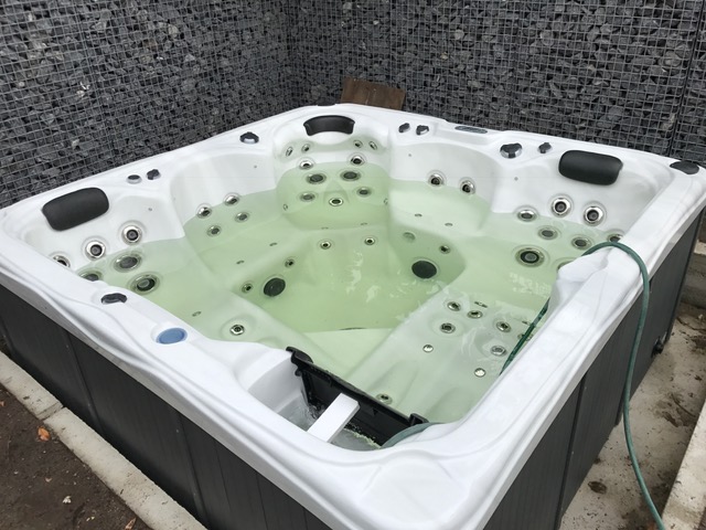 Vullen van de grote jacuzzi Oudtshoorn