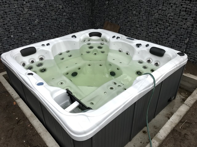 Complete grote jacuzzi