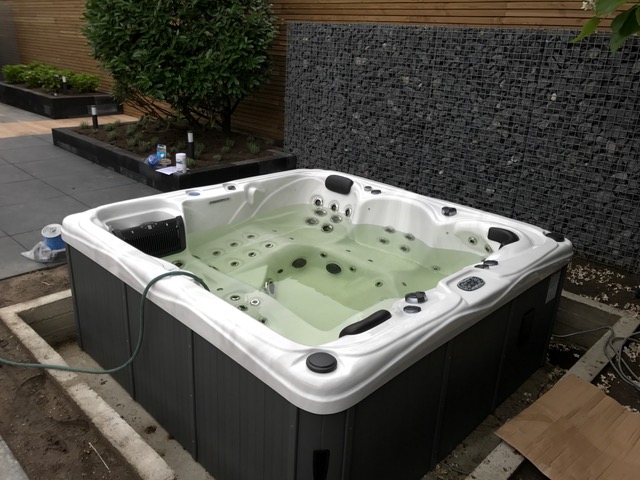 Half ingegravenjacuzzi