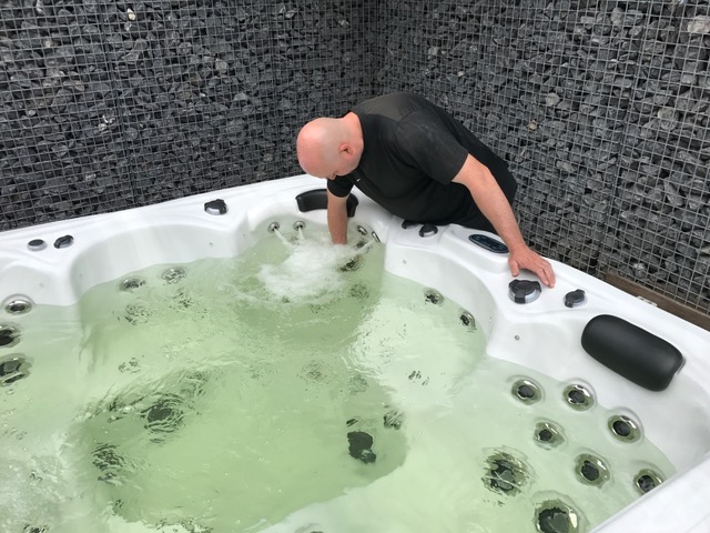 Jets controleren van half ingebouwde jacuzzi