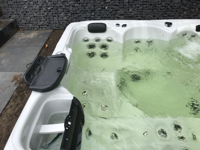 Ingegraven jacuzzi in betonnen bak