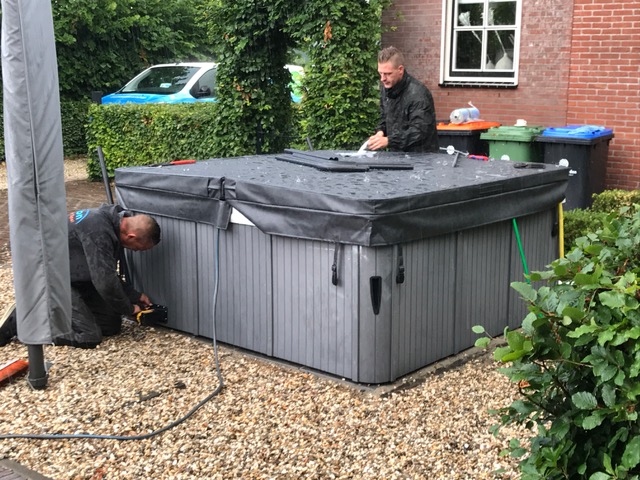 In de regen een jacuzzi plaatsen