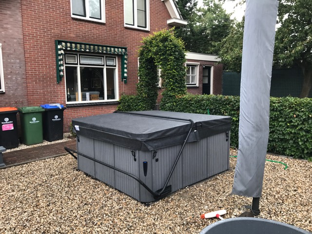 Jacuzzi geplaatst in oud alblas