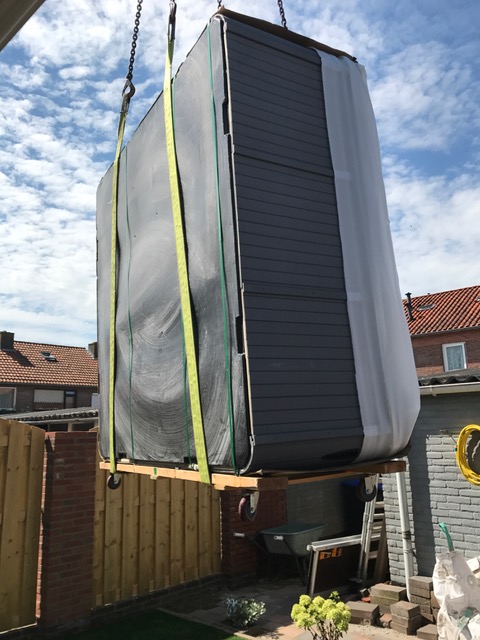 Jacuzzi komt aan in de tuin