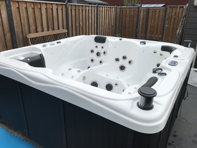 Witte jacuzzi een antraciet ombouw in Culemborg